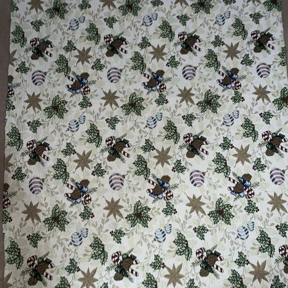 Vintage Christmas Matelassé Holly Leaves & Berries Holiday Table Cloth 63.6”L